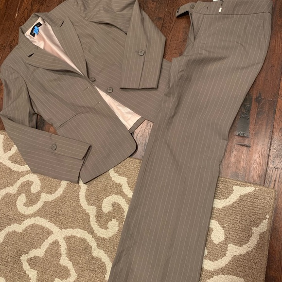 Women’s Brown Pin-Stripped Suit - Size 2 - Picture 2 of 7